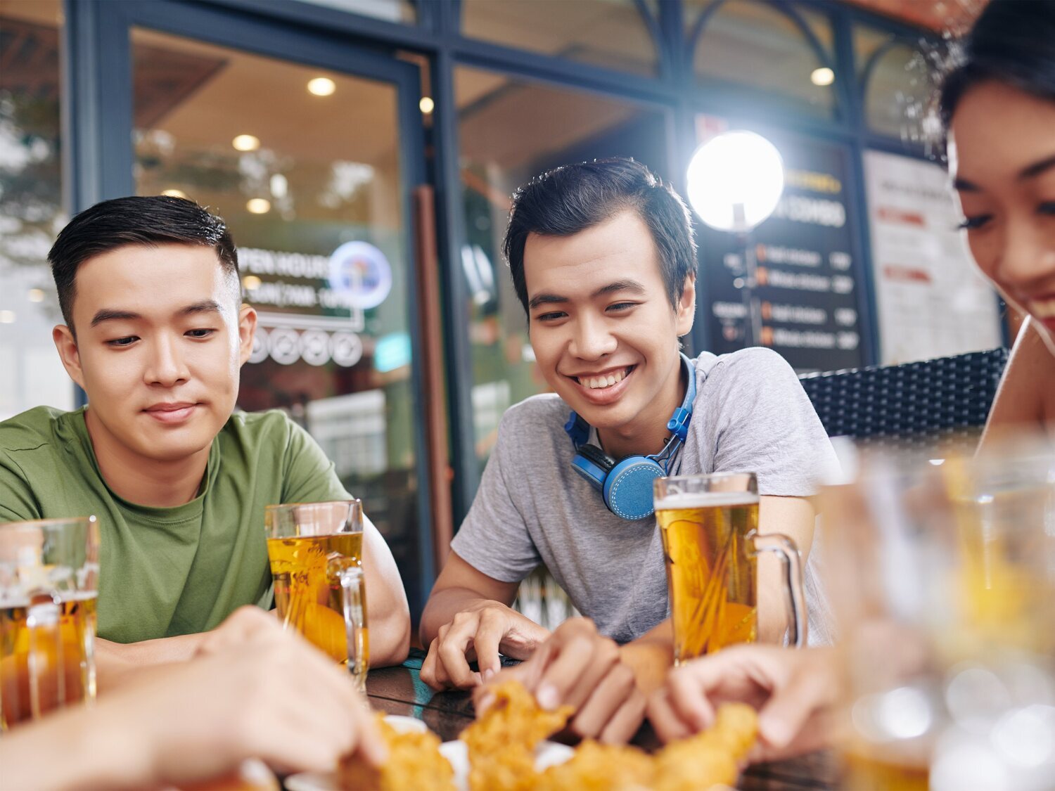 Japón lanza un concurso para promover el consumo de alcohol entre jóvenes y aumentar los impuestos tras la pandemia