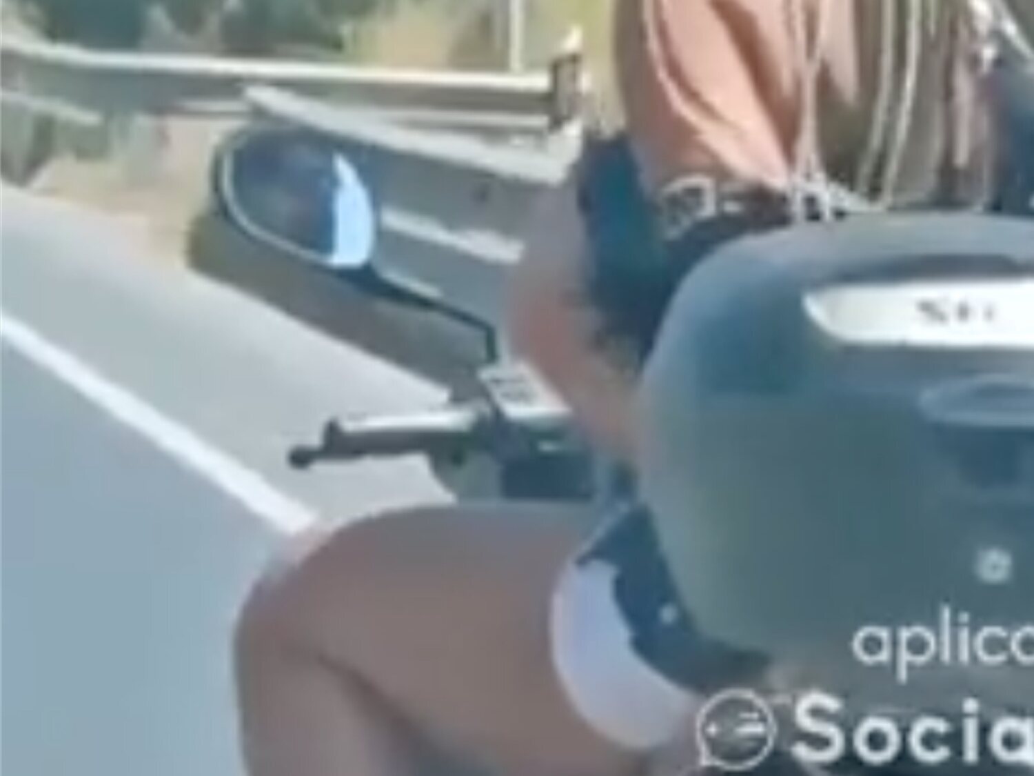 Graban a una pareja practicando sexo sobre una motocicleta mientras circulan por Ibiza