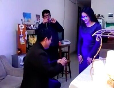 Un hombre mete la pata al pedir matrimonio a su novia y el vídeo se vuelve viral por la respuesta de ella