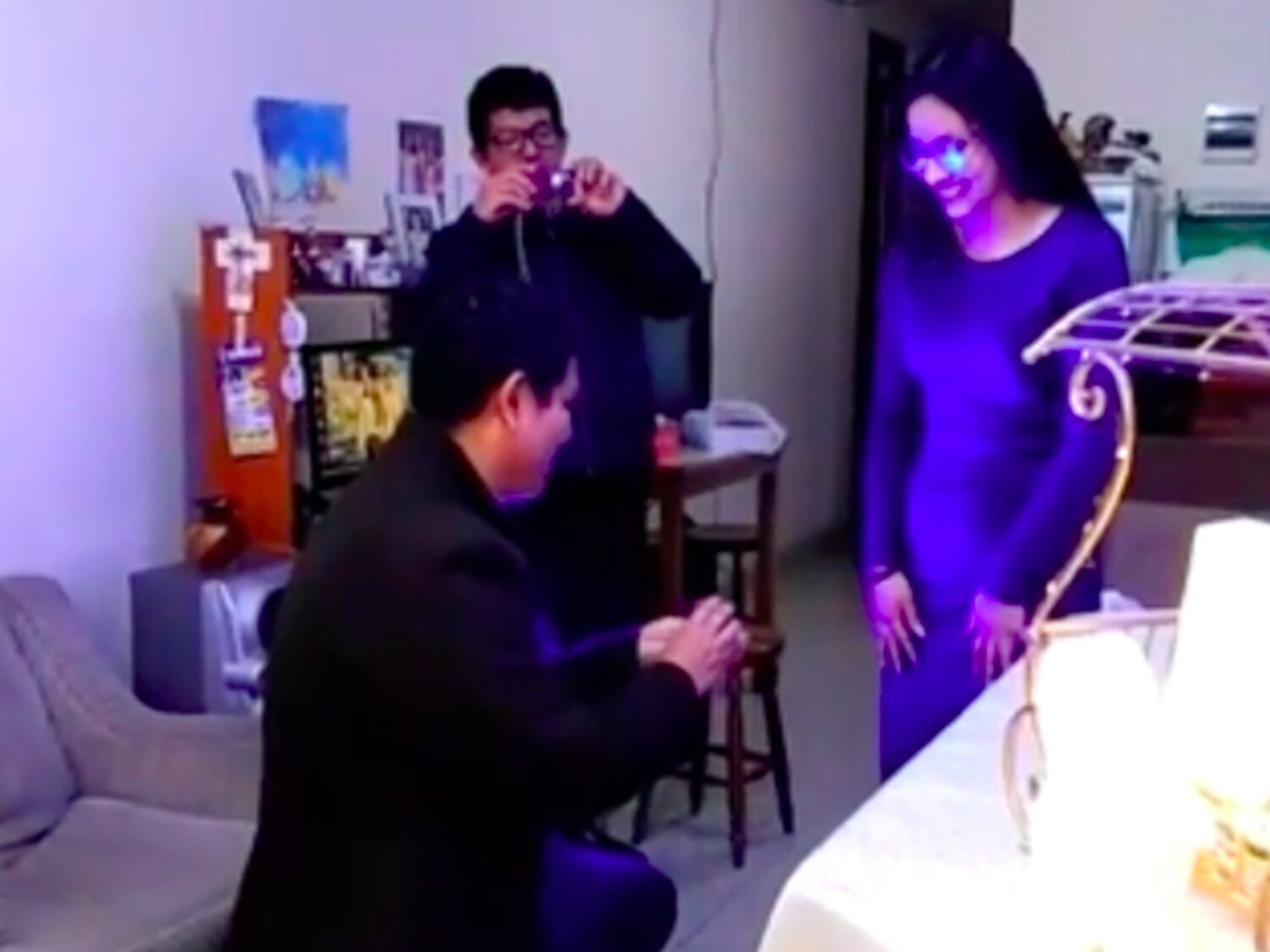 Un hombre mete la pata al pedir matrimonio a su novia y el vídeo se vuelve viral por la respuesta de ella