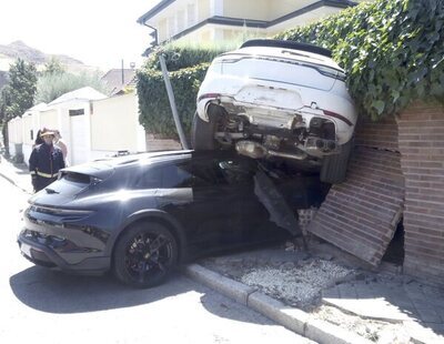 Una mujer de Alcalá de Henares (Madrid) empotra sus dos Porsche, uno encima de otro en el muro del vecino y sale ilesa
