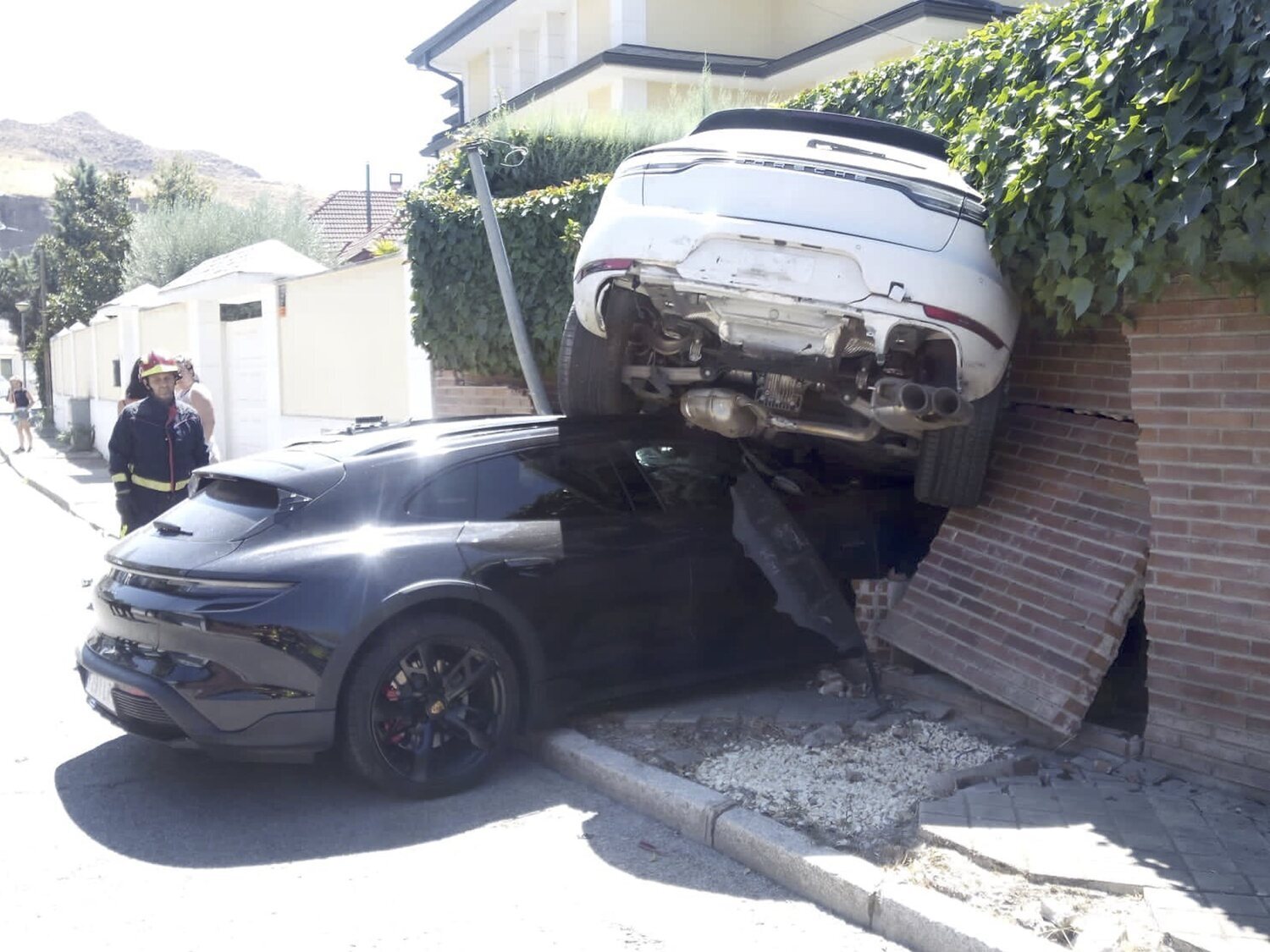 Una mujer de Alcalá de Henares (Madrid) empotra sus dos Porsche, uno encima de otro en el muro del vecino y sale ilesa