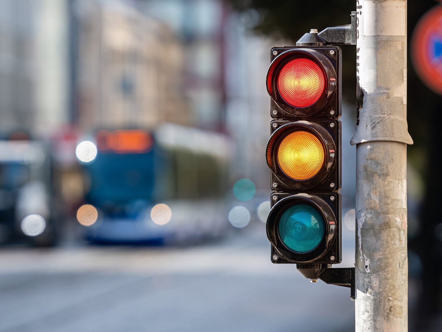 El motivo por el que la DGT planea eliminar la luz ámbar de todos los semáforos en España