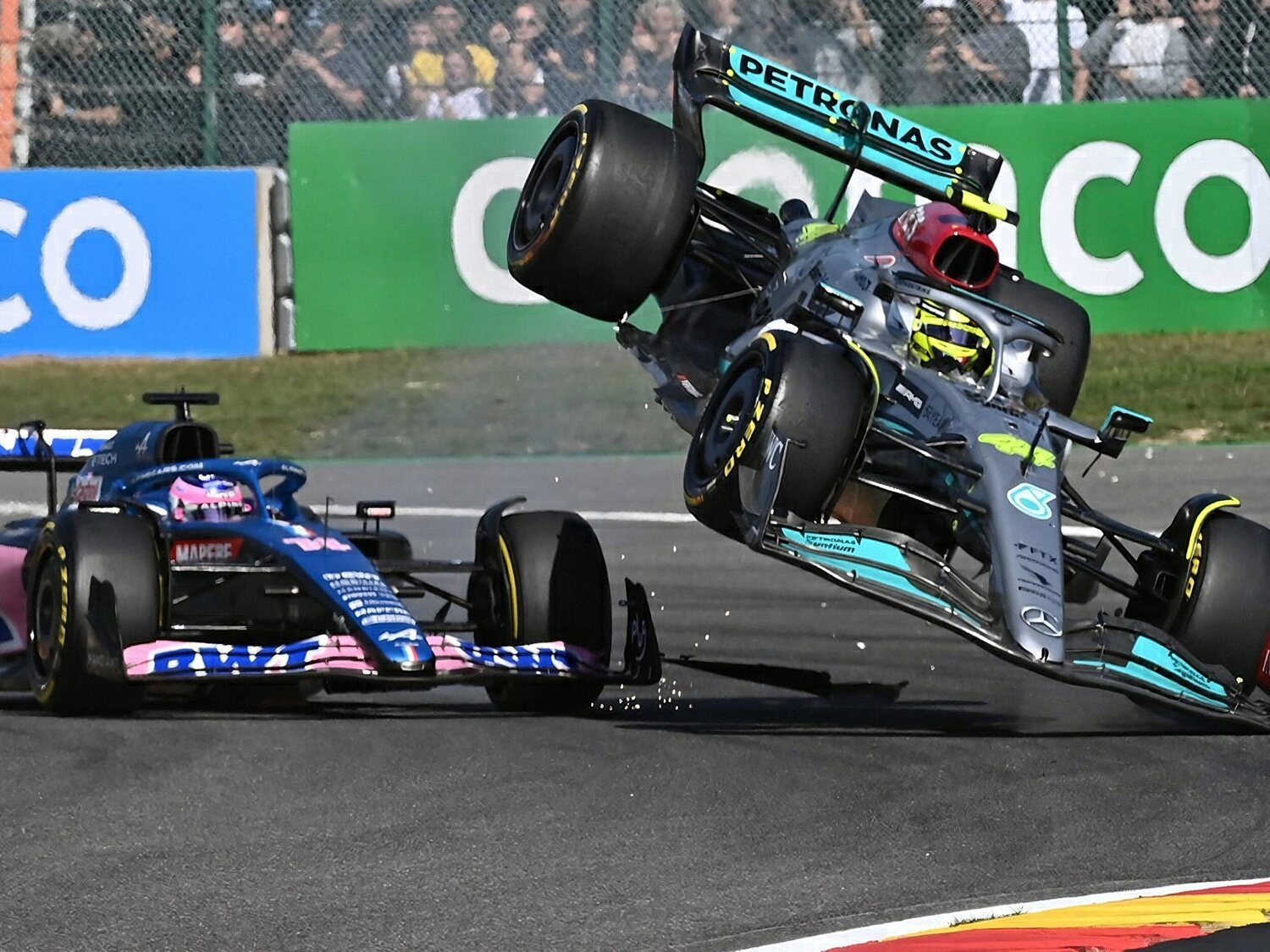 Fuerte accidente de Lewis Hamilton con Fernando Alonso en Bélgica