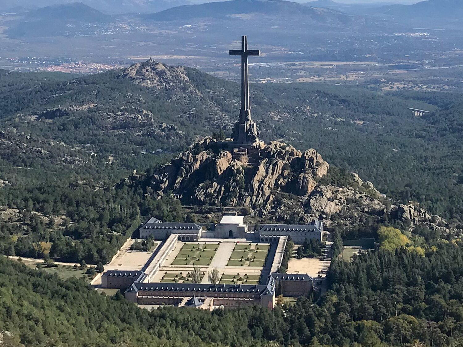 El PP y grupos profranquistas paralizan las exhumaciones del Valle de los Caídos