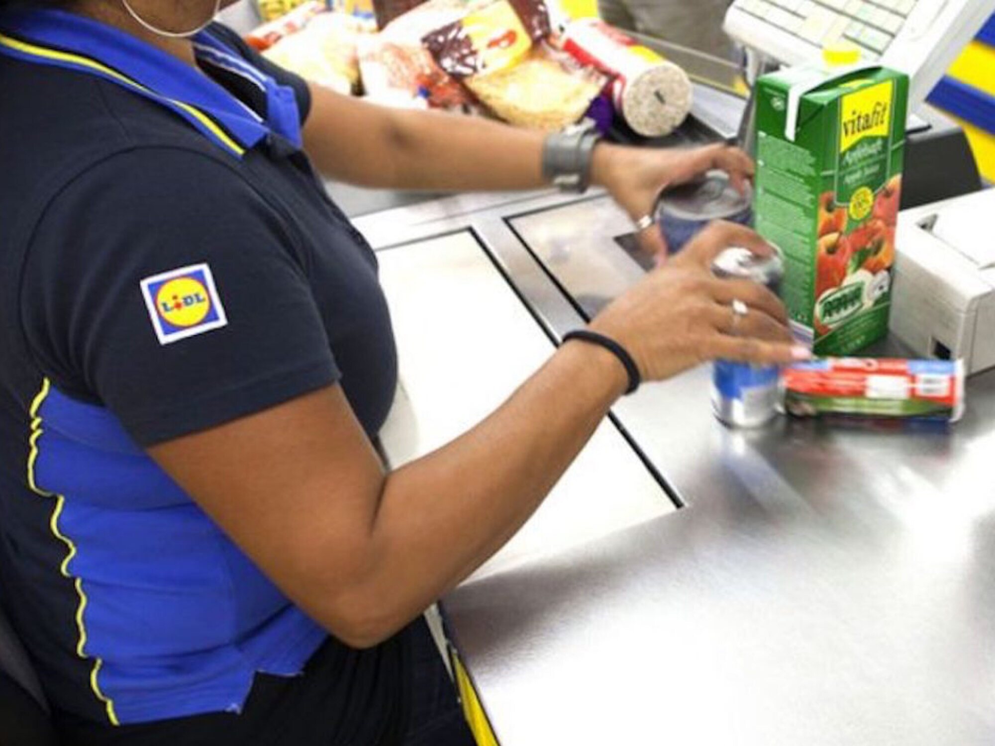 Lidl lanza ofertas de empleo para sus supermercados por 1.300 euros Los