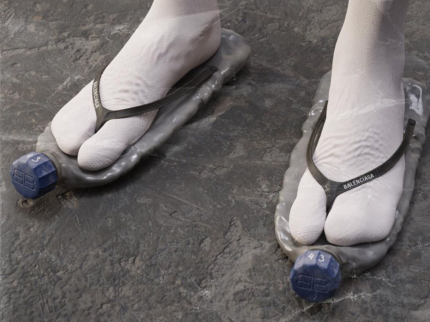 La realidad que esconden las polémicas sandalias de plástico de 895 euros de Balenciaga