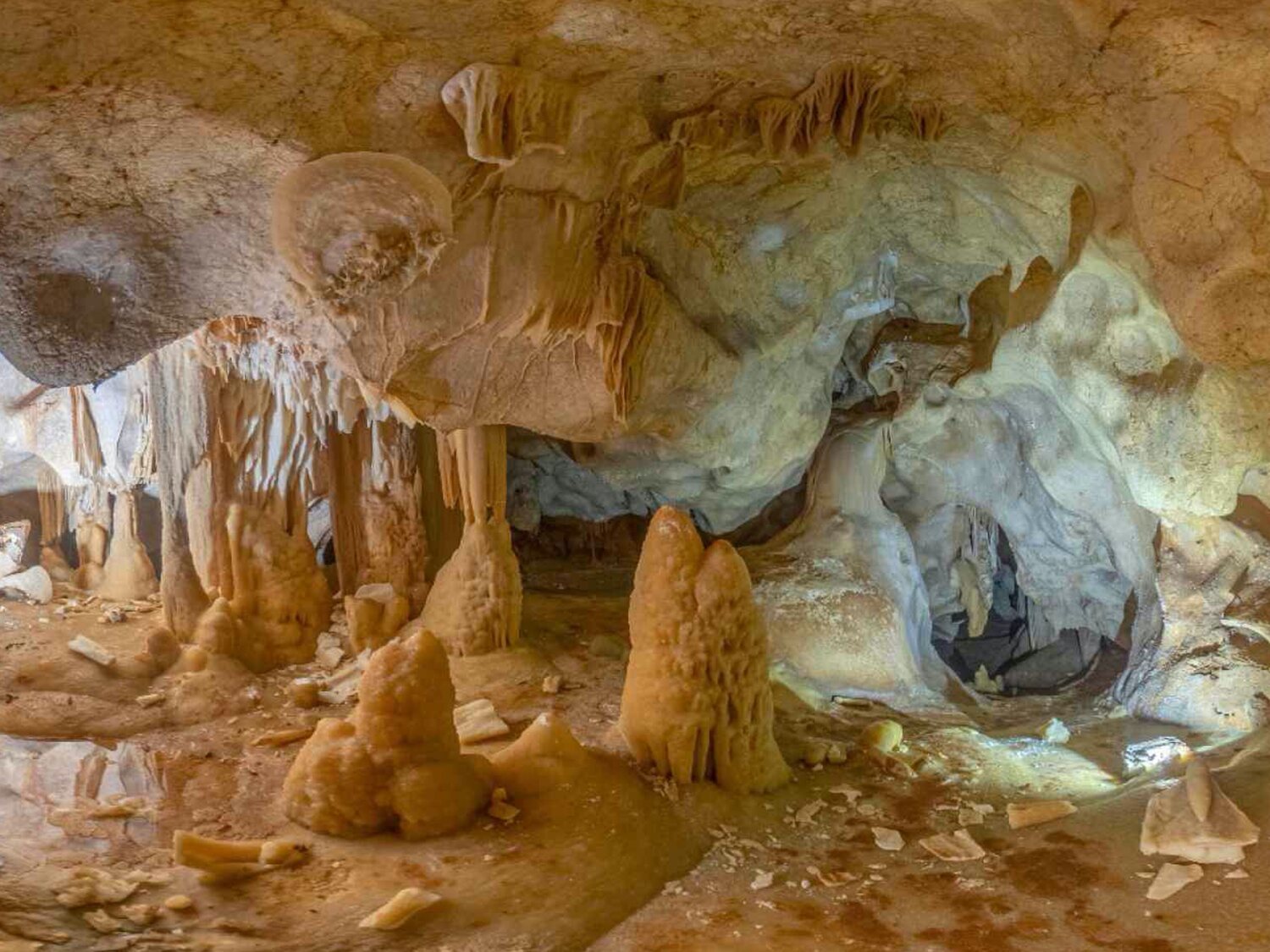 La Junta de Andalucía aprueba dinamitar con explosivos una cueva de Málaga, hito geológico mundial