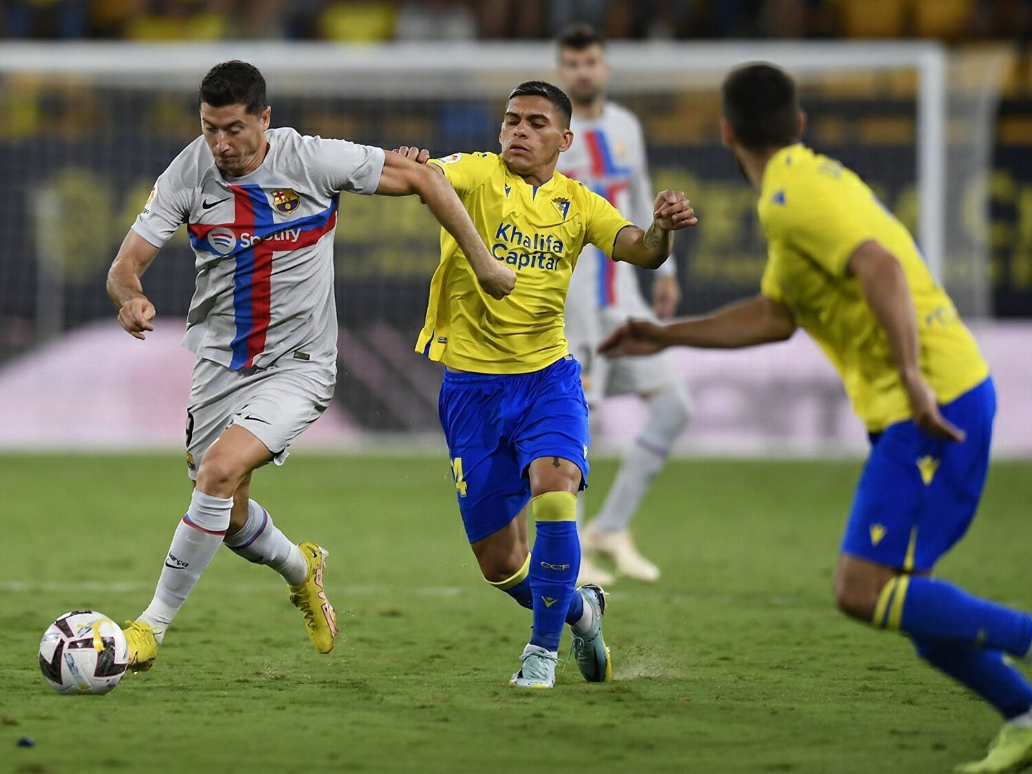 Agónicos minutos en el partido Cádiz- FC Barcelona con un espectador sufriendo un infarto