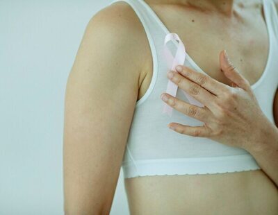 Los hombres tienen que chupar los senos de las mujeres para prevenir el cáncer de mama