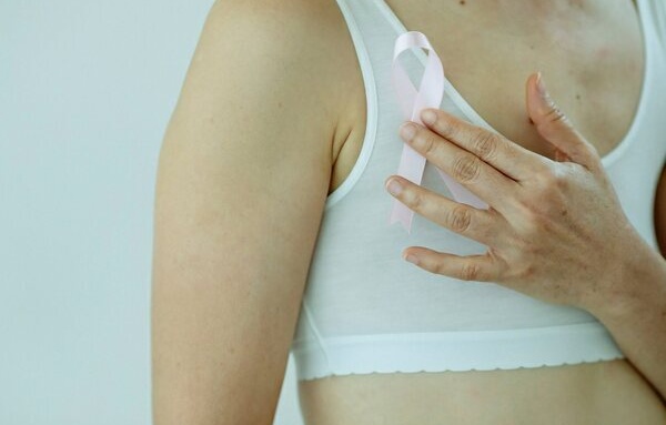Los hombres tienen que chupar los senos de las mujeres para prevenir el cáncer de mama