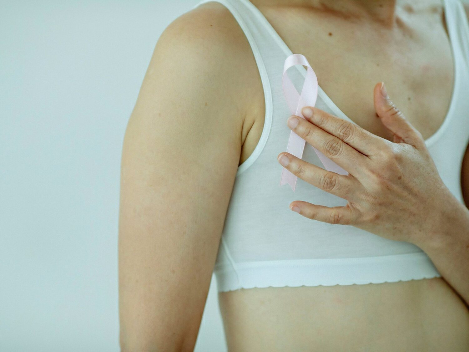 Los hombres tienen que chupar los senos de las mujeres para prevenir el cáncer de mama