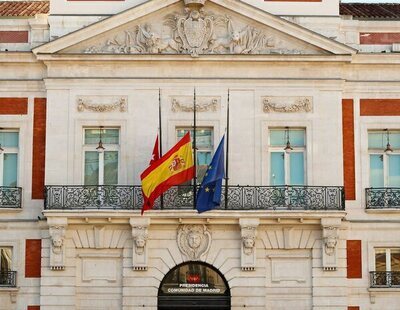 Nueva polémica del Gobierno de Ayuso con las banderas por el luto de la Reina Isabel II