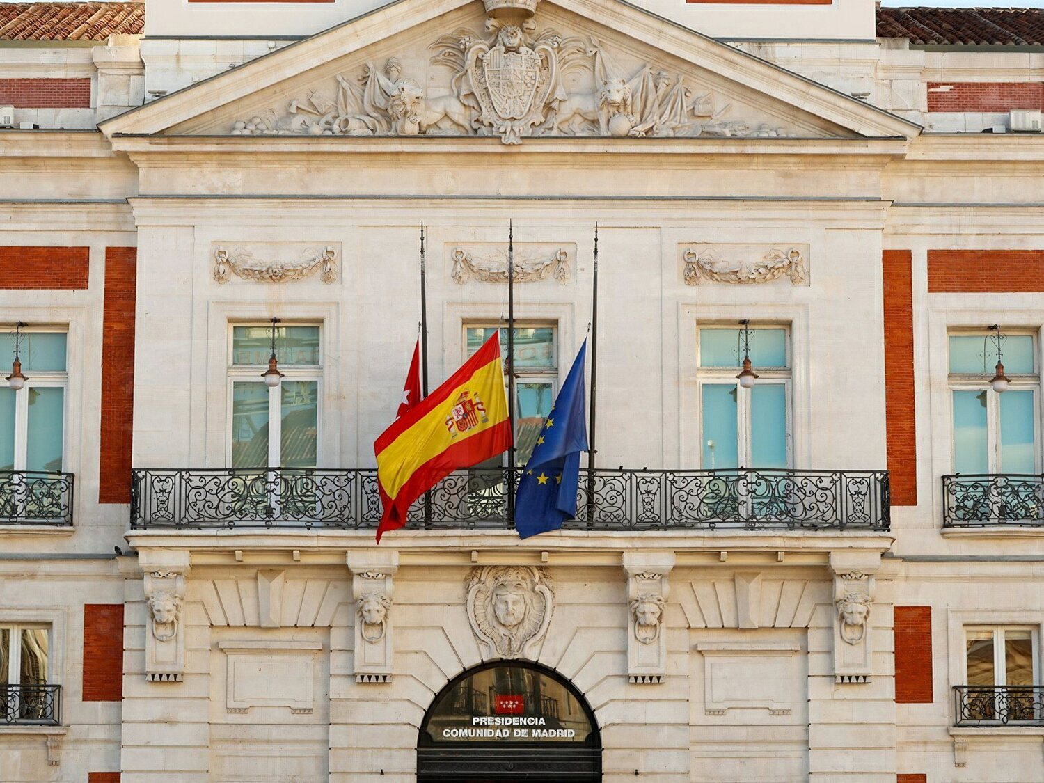 Nueva polémica del Gobierno de Ayuso con las banderas por el luto de la Reina Isabel II