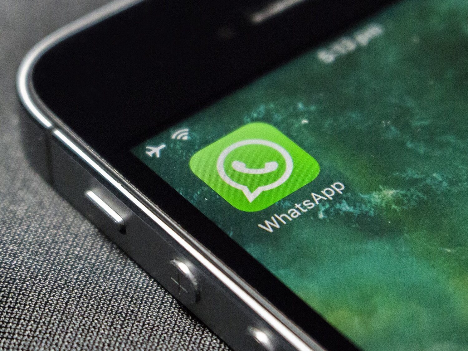WhatsApp ya permite a algunos usuarios ocultar el estado 'en línea' en todos sus chats