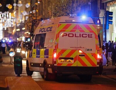 Dos policías sufren una agresión con un cuchillo en una plaza del centro de Londres