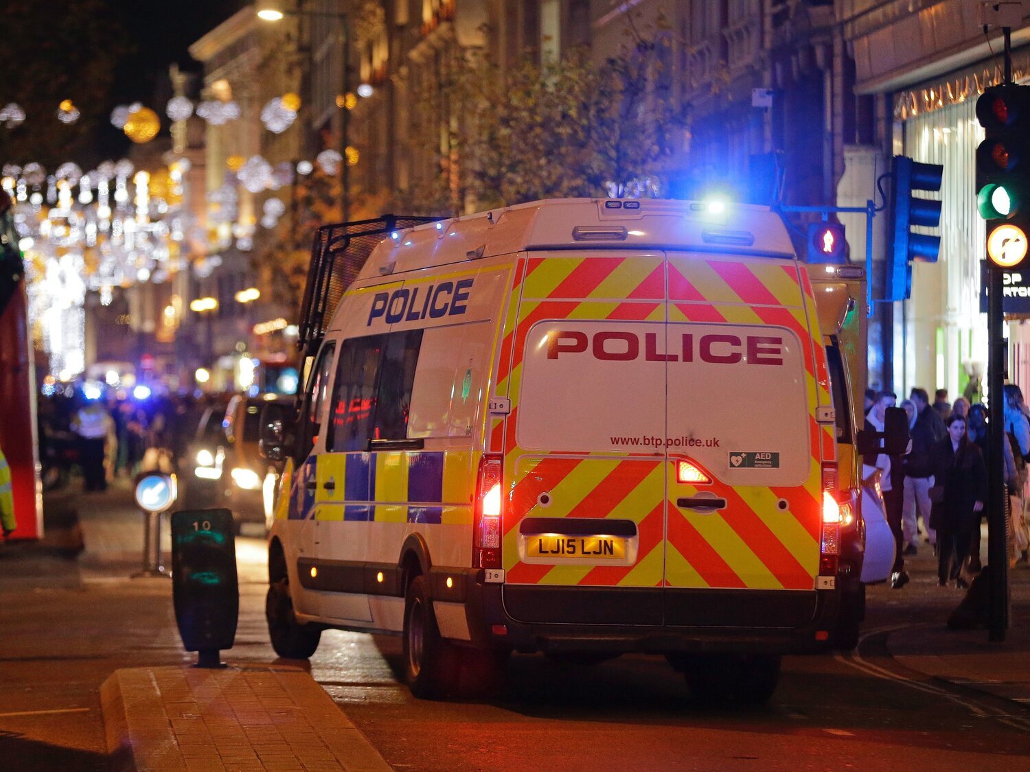 Dos policías sufren una agresión con un cuchillo en una plaza del centro de Londres