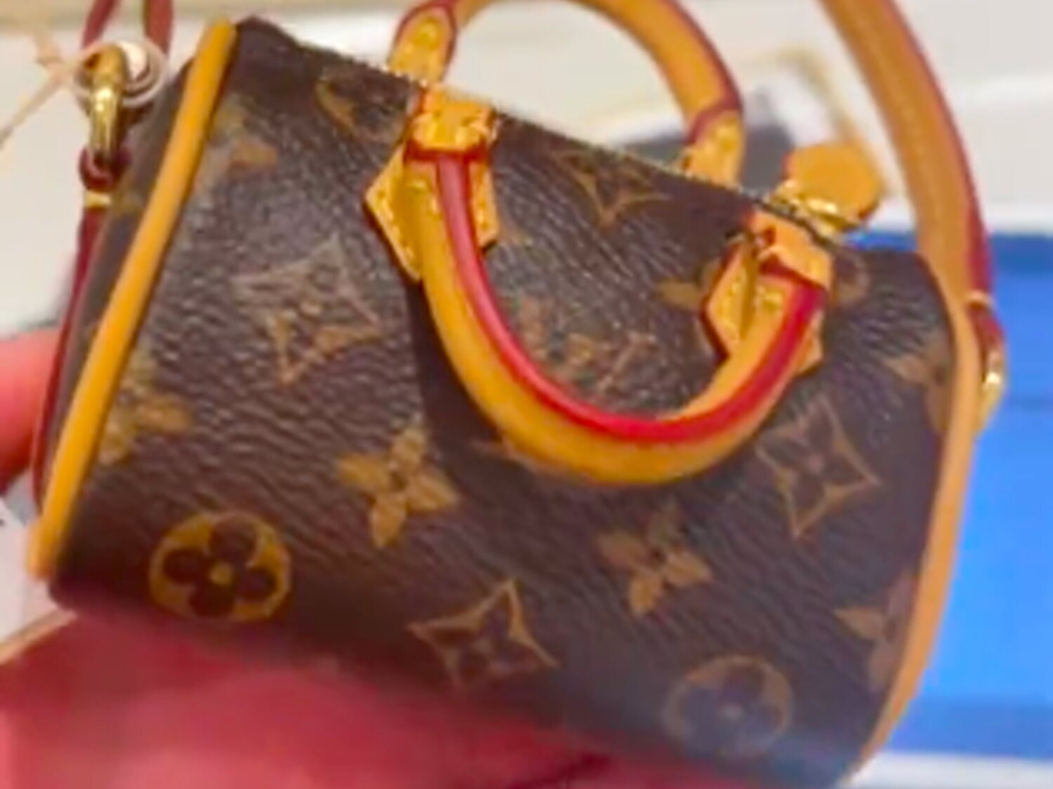 Louis Vuitton lanza un bolso de 900 euros para recoger las cacas de los perros
