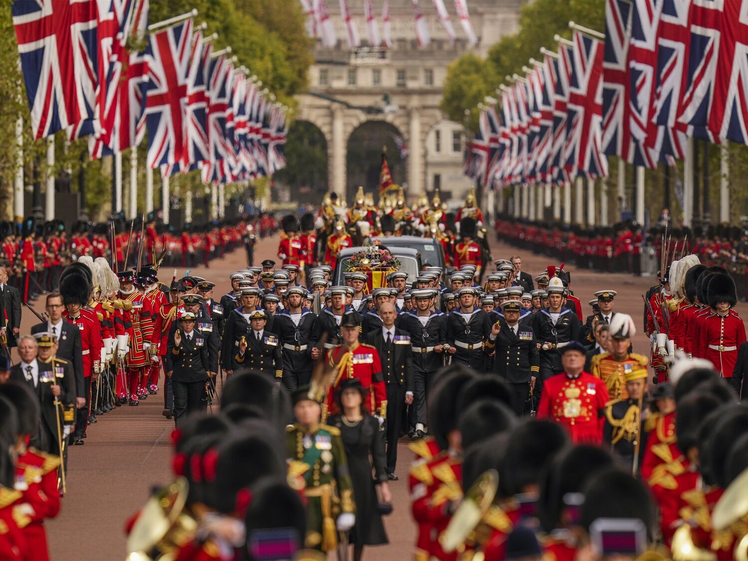 Miles de personas y dirigentes de todo el mundo dan el último adiós a la reina Isabel II