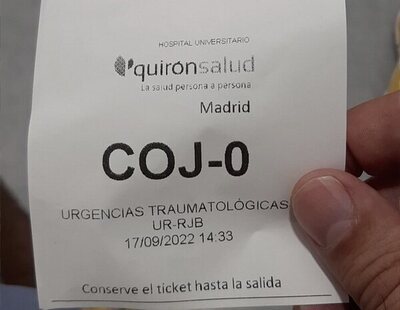 Acude a Urgencias por un esguince de rodilla y el ticket que recibe triunfa en redes