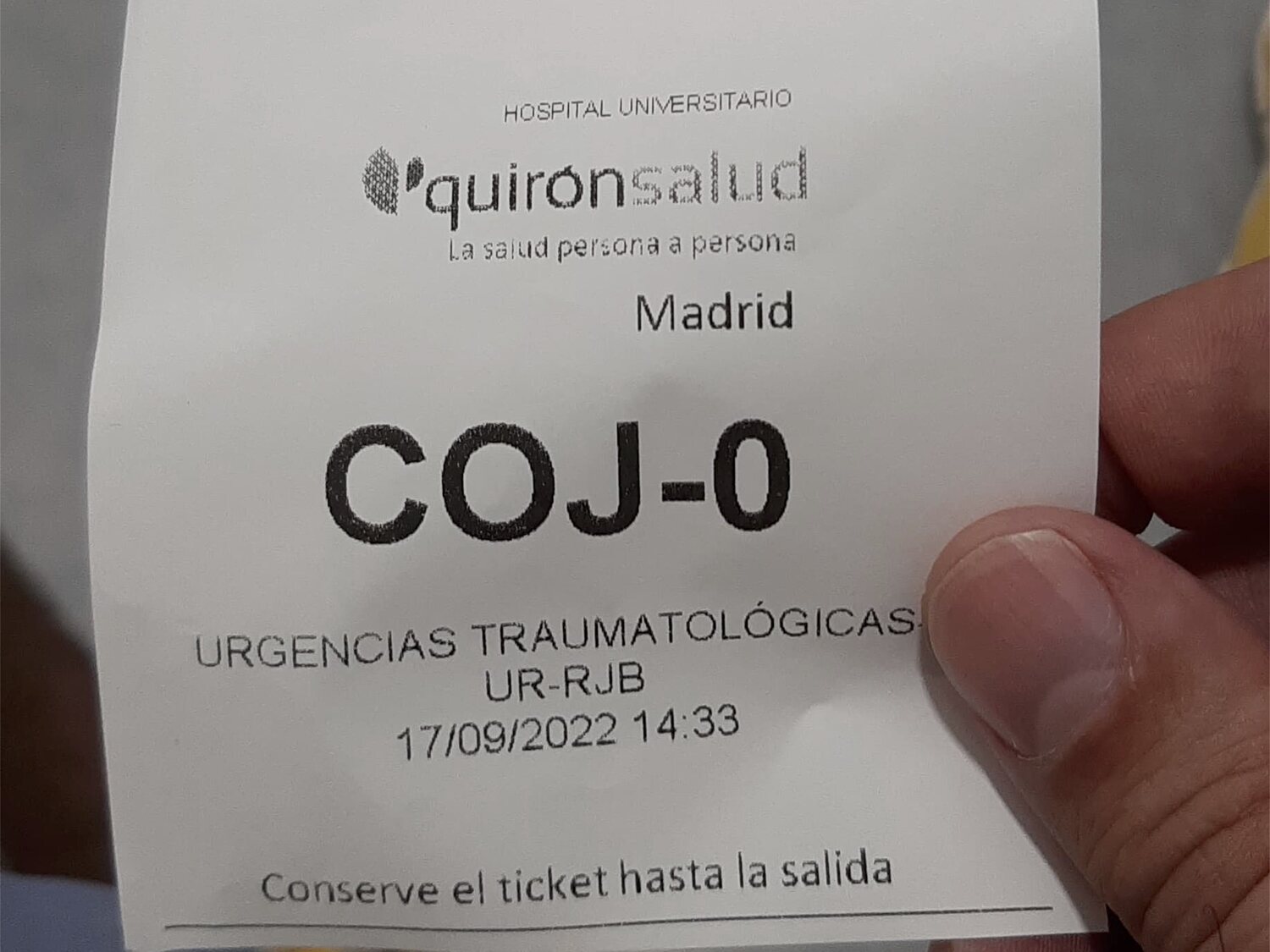 Acude a Urgencias por un esguince de rodilla y el ticket que recibe triunfa en redes