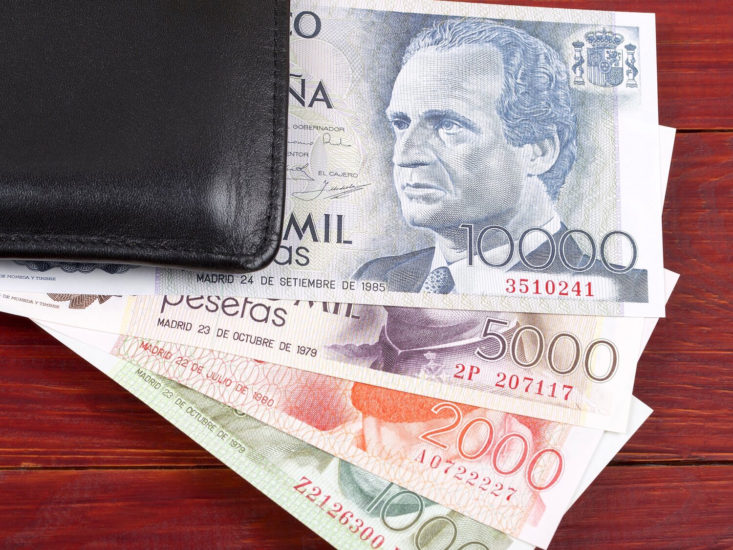 El hombre que encontró nueve millones de pesetas en botes de Nesquik encuentra comprador para los billetes
