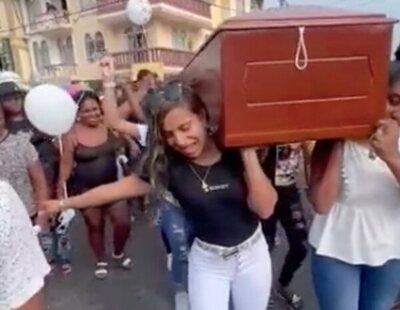 Despiden a su amiga en un funeral a golpe de reguetón con el ataúd a cuestas