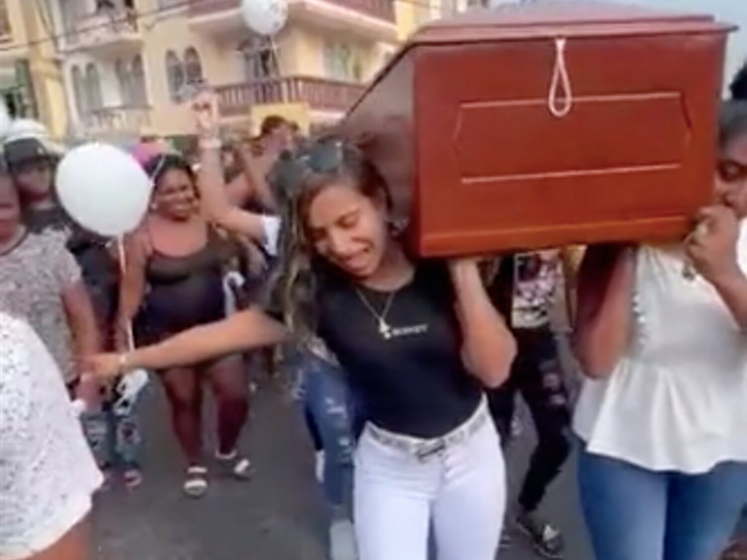 Despiden a su amiga en un funeral a golpe de reguetón con el ataúd a cuestas