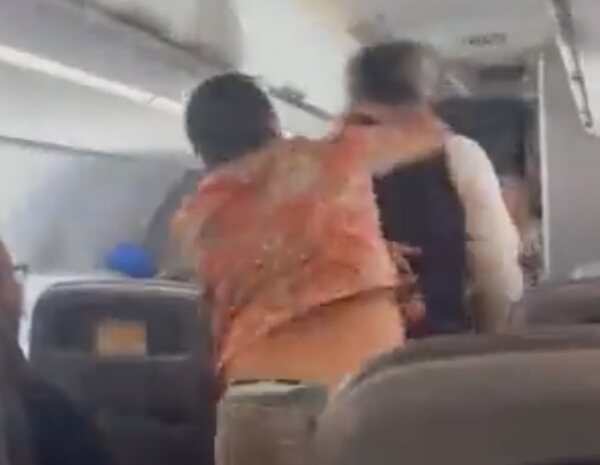 Detenido un pasajero tras insultar, amenazar y pegar un puñetazo a un azafata en pleno vuelo