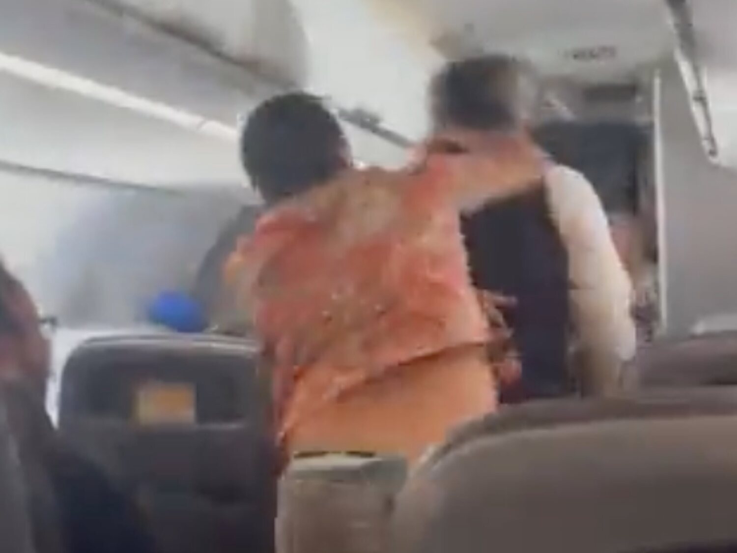 Detenido un pasajero tras insultar, amenazar y pegar un puñetazo a un azafata en pleno vuelo
