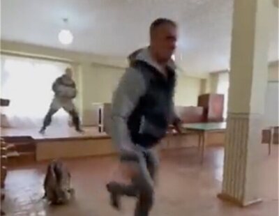 Un joven abre fuego contra el jefe de un centro de reclutamiento en Rusia: "¡Ahora sí nos iremos a casa!"