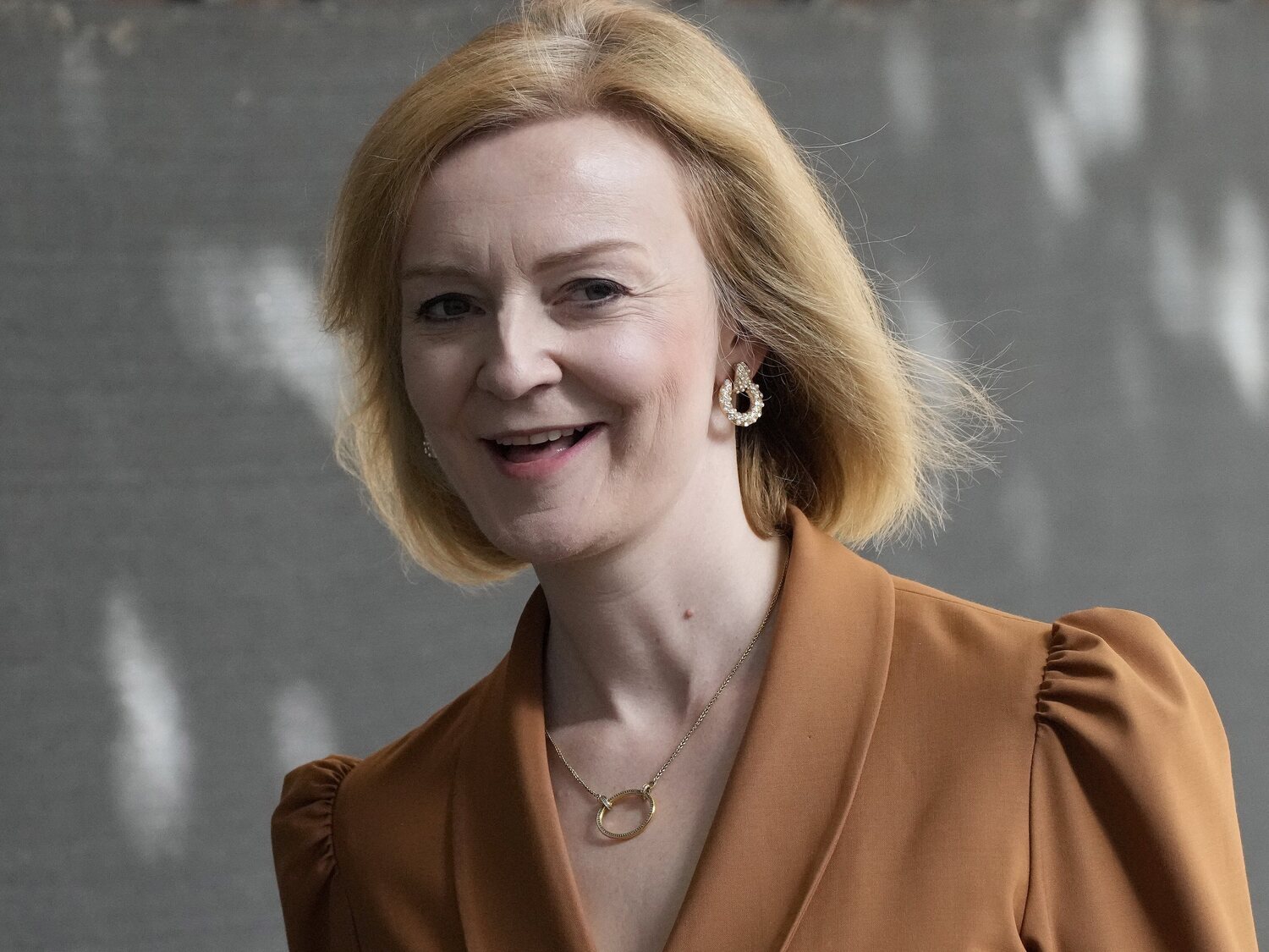 Liz Truss renuncia a bajar impuestos a los más ricos en Reino Unido tras sufrir un descalabro en la economía