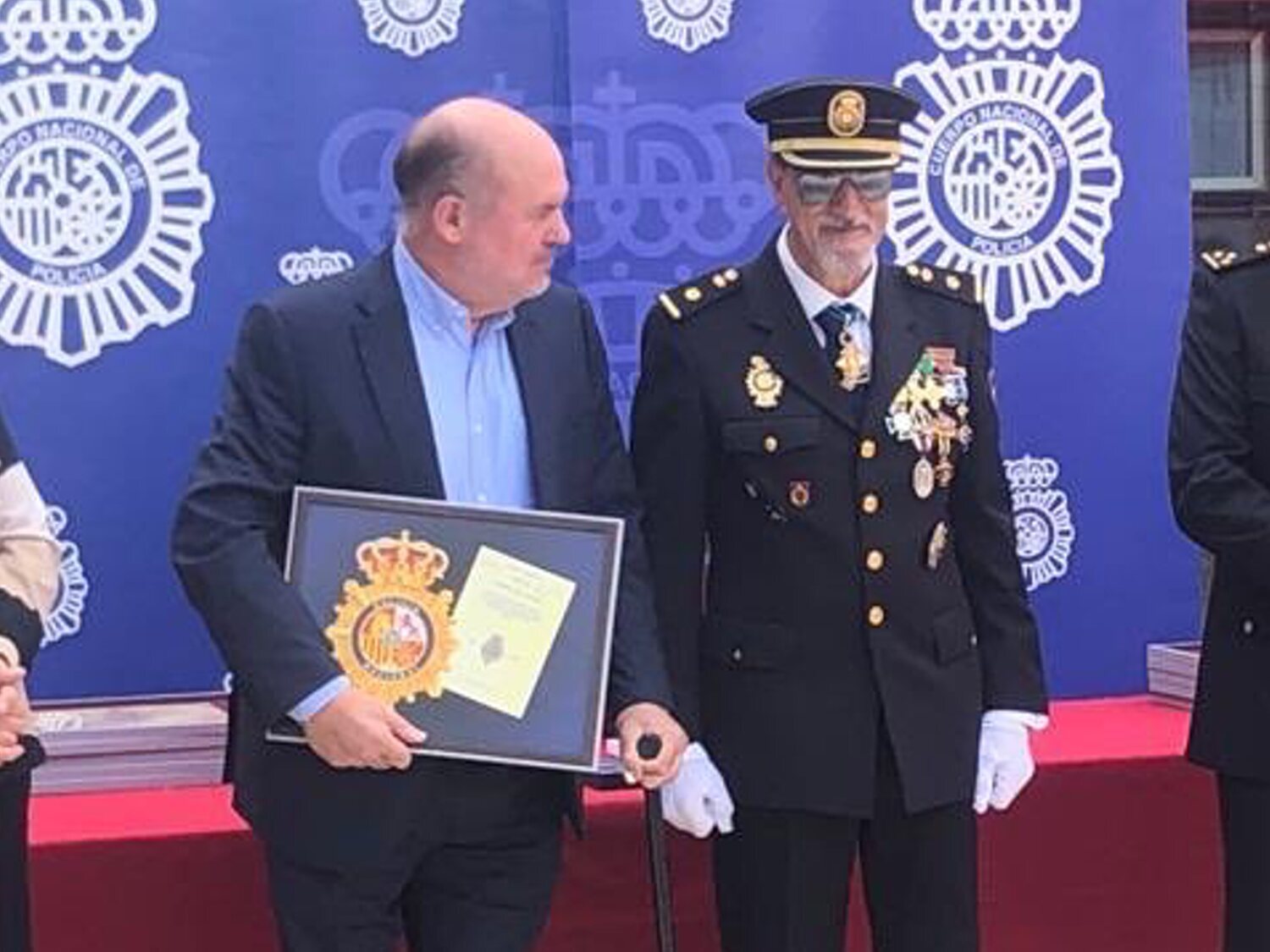 La Policía Nacional concede un premio a José Luis Roberto, líder del partido de ultraderecha España 2000