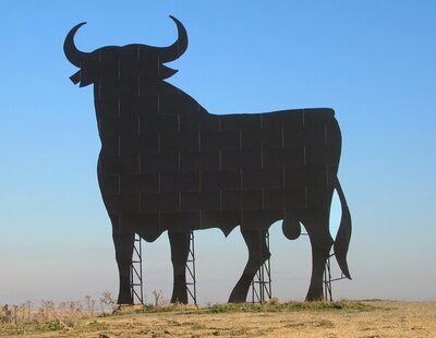 Toro de Osborne: la historia detrás de este icono de las carreteras españolas