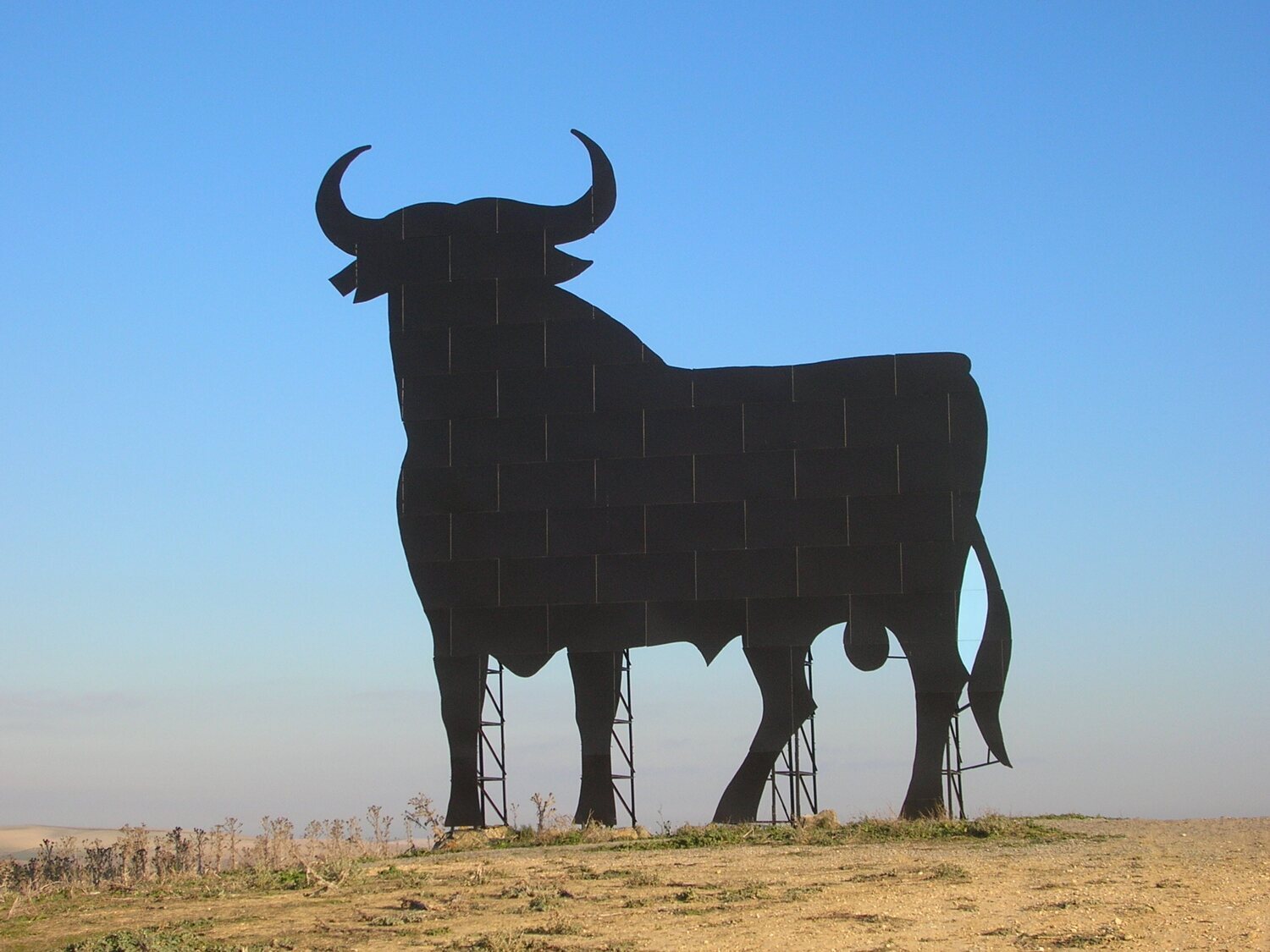 Toro de Osborne: la historia detrás de este icono de las carreteras españolas