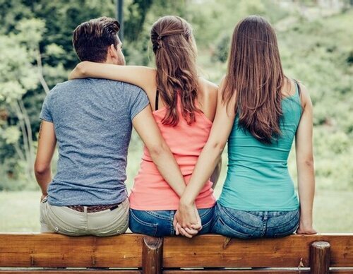 ¿Qué es el poliamor y en qué se diferencia de una relación abierta?
