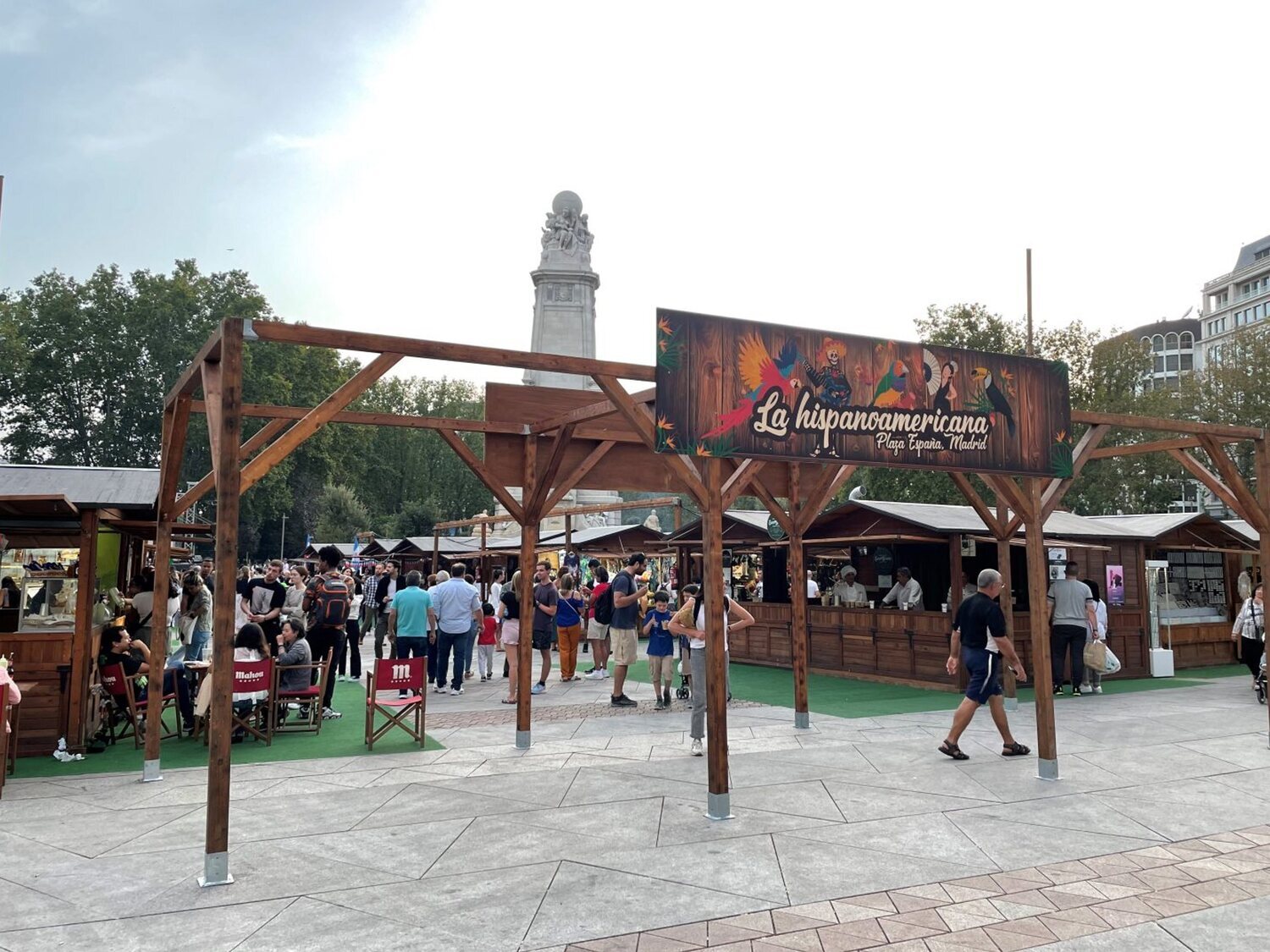 Plaza de España ya no es un espacio público: la privatización de Almeida a modo de ferias