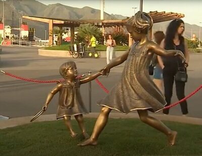 Inauguran una escultura en memoria a las pequeñas Anna y Olivia y en rechazo a la violencia vicaria