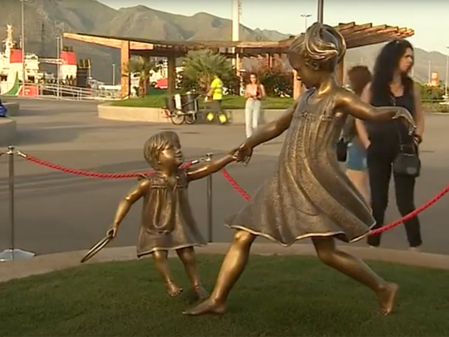 Inauguran una escultura en memoria a las pequeñas Anna y Olivia y en rechazo a la violencia vicaria