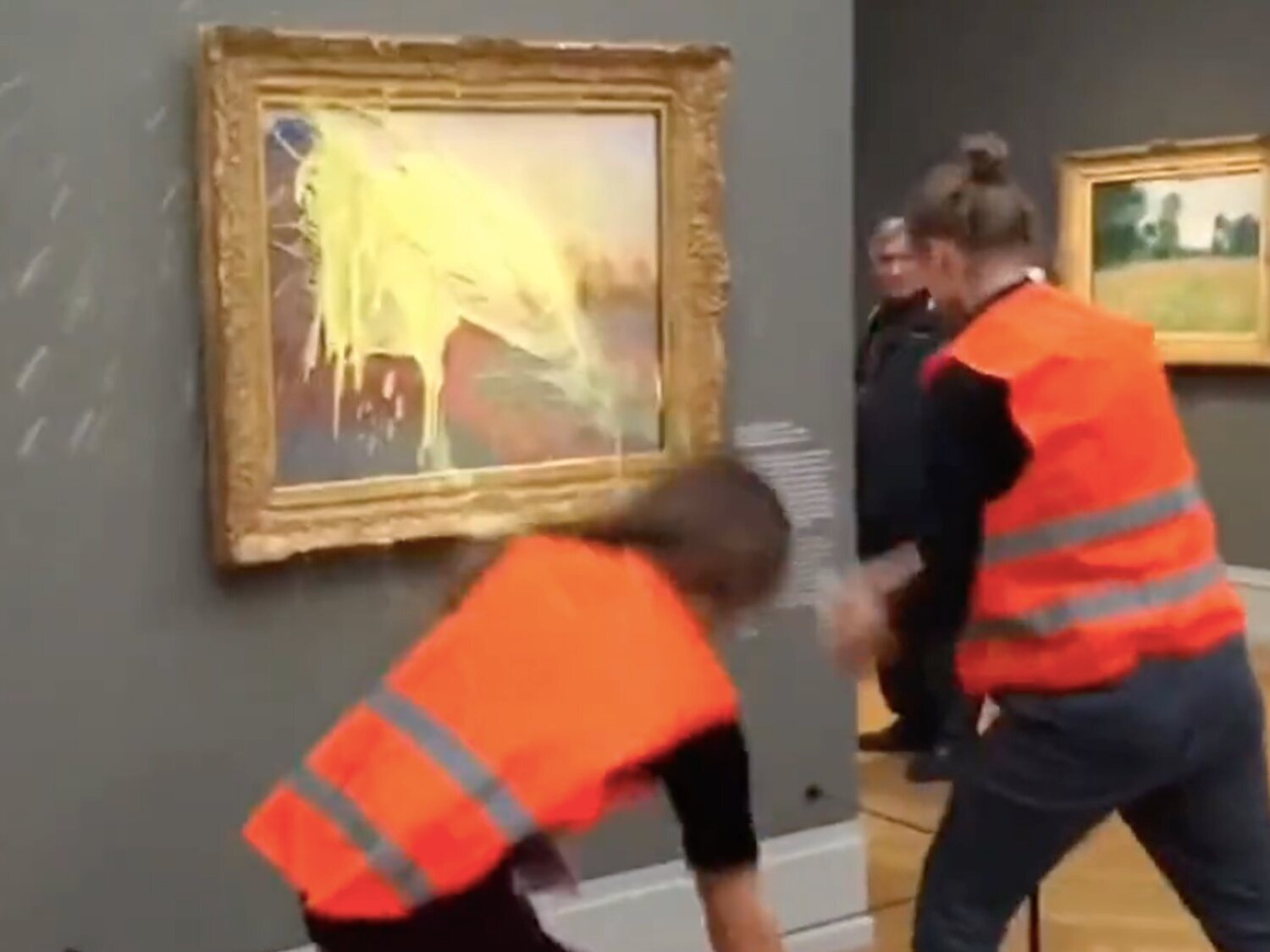 Un grupo de activistas climáticos arroja puré de patata sobre un cuadro de Monet en Alemania