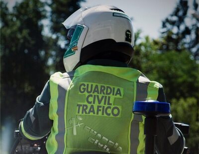 La multa de la DGT a la que te enfrentas por rascarte la espalda mientras conduces