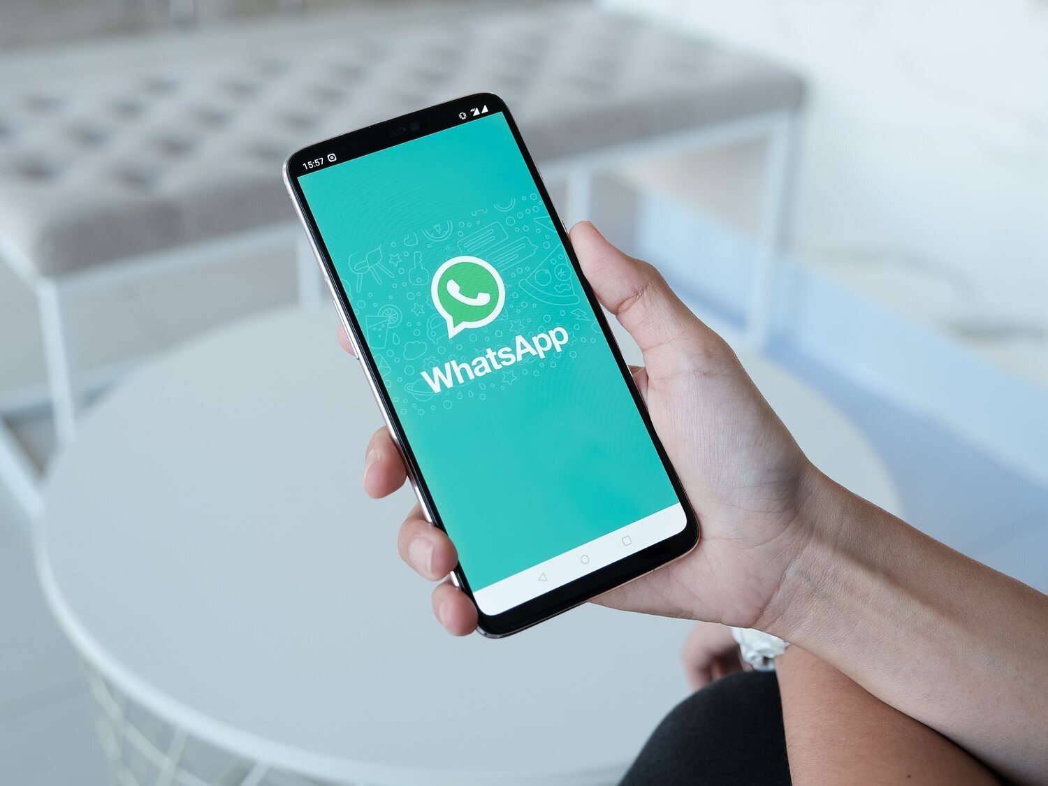 ¿Qué significa el círculo cortado que aparece en algunos mensajes de WhatsApp?