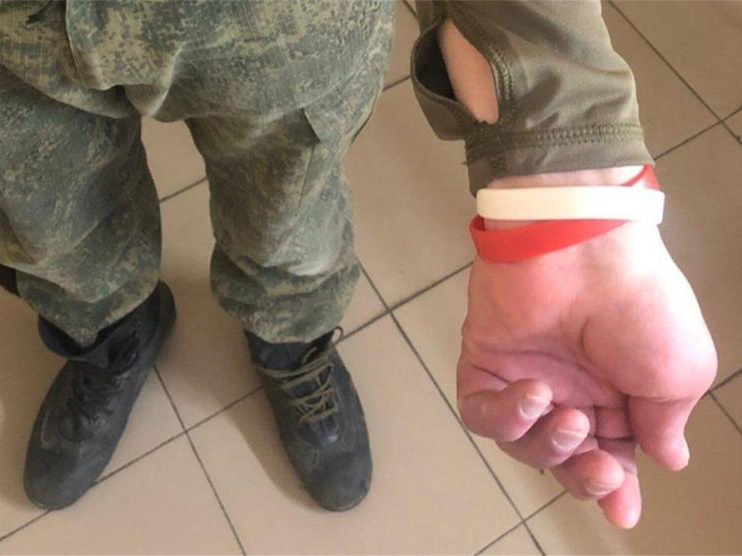 Rusia recluta a prisioneros con VIH y hepatitis para enviarlos a la guerra: los identifica con pulseras