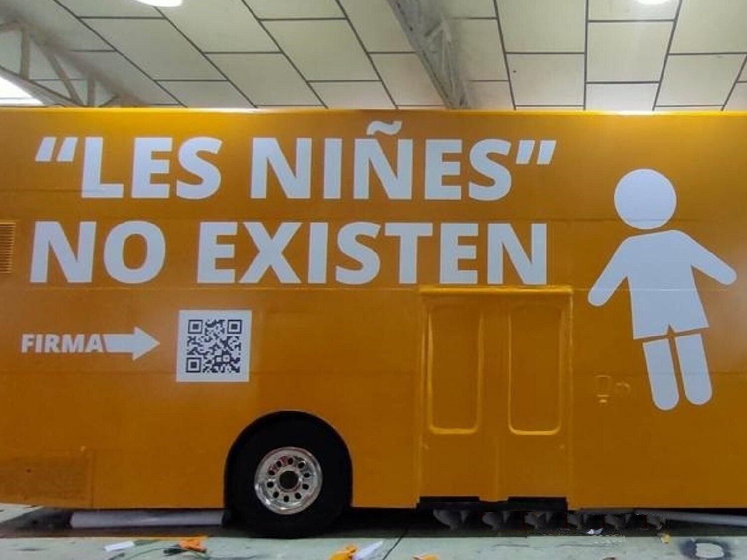 Hazte Oír saca un nuevo autobús tránsfobo que circulará por Madrid: "Les niñes no existen"