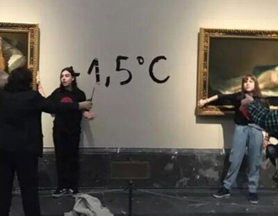 Dos activistas ecologistas se pegan a los marcos de los cuadros de 'Las Majas' de Goya en el Museo del Prado