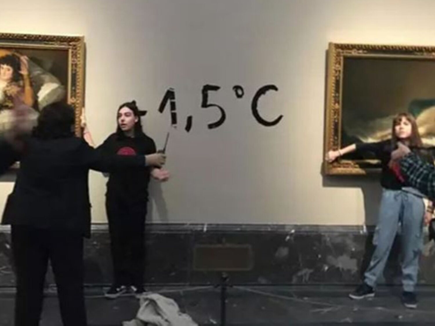 Dos activistas ecologistas se pegan a los marcos de los cuadros de 'Las Majas' de Goya en el Museo del Prado