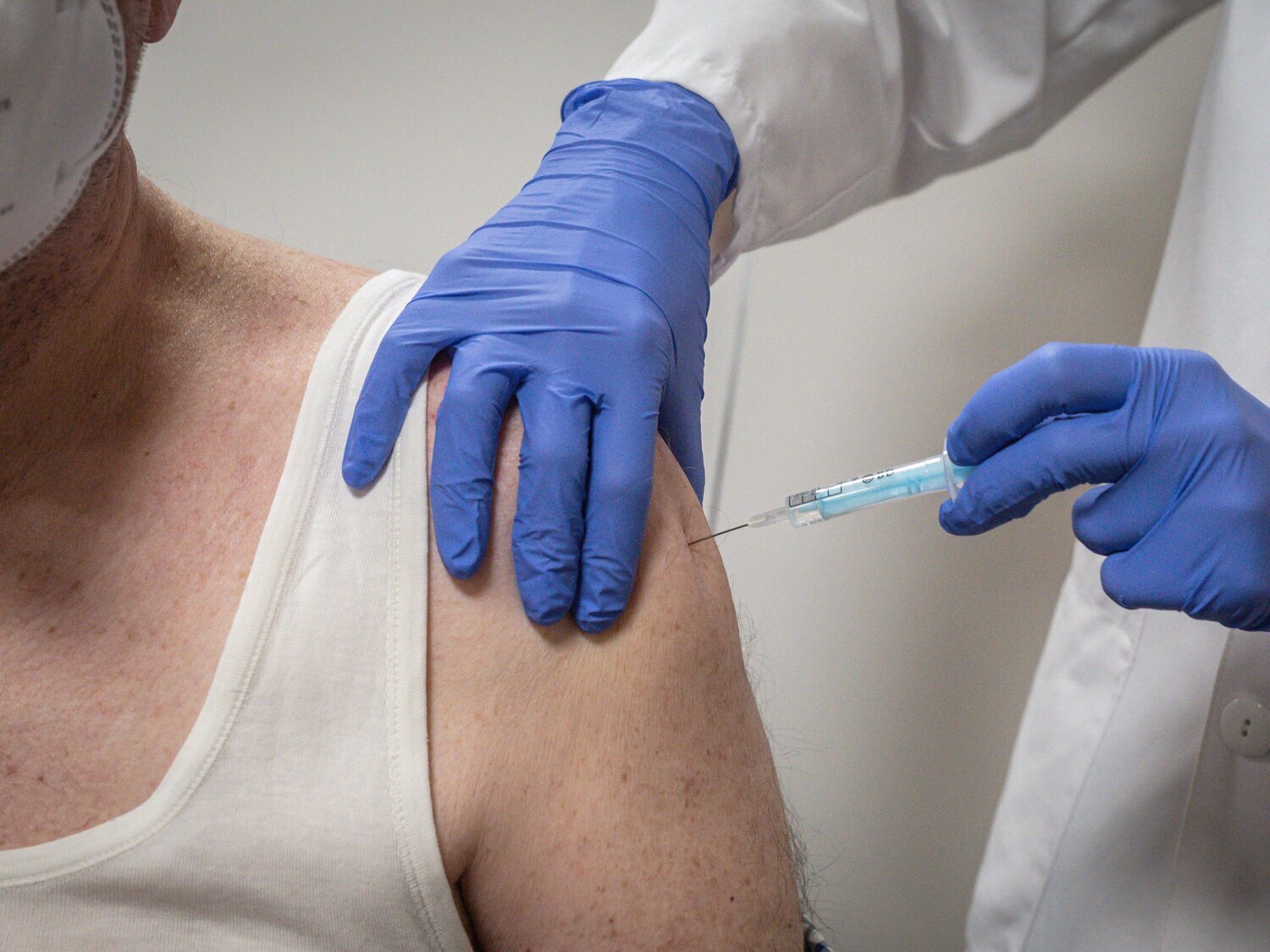 ¿Qué efectos secundarios produce la doble vacuna de Covid y gripe? Los expertos responden