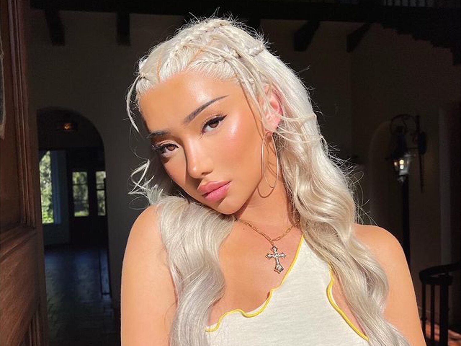 Encarcelan a la influencer trans Nikita Dragun en una prisión masculina por caminar desnuda en una piscina