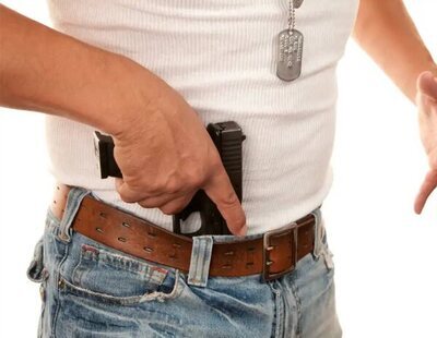 Un joven se dispara accidentalmente en el pene y acaba detenido por no tener licencia de armas
