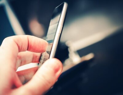 Los expertos aseguran que no desinfectar la pantalla del móvil puede poner en riesgo nuestra salud